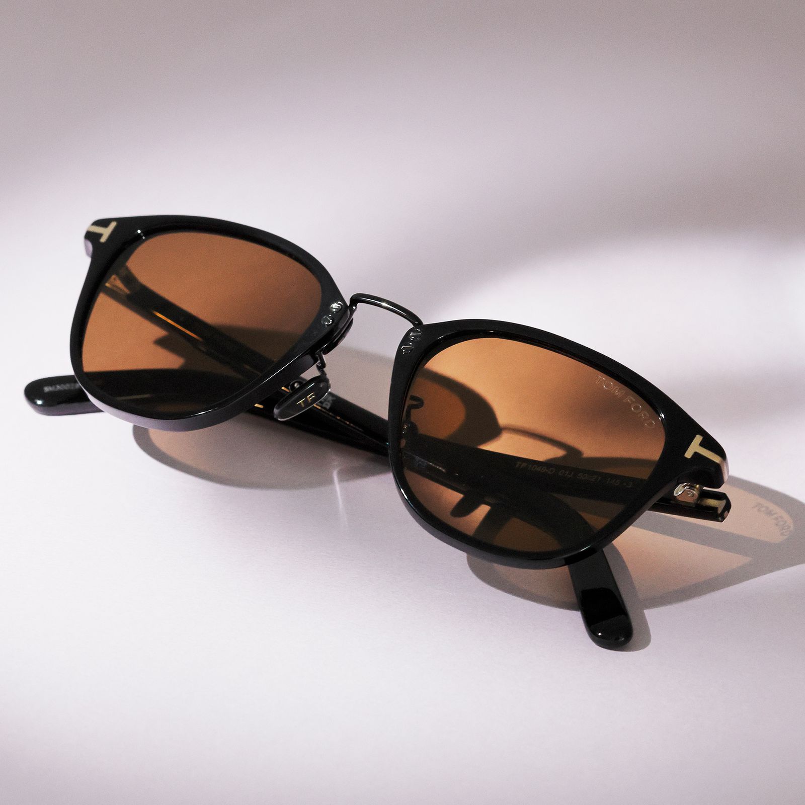 トム フォードならではのアイコニックなディテールが輝く──夏がくる