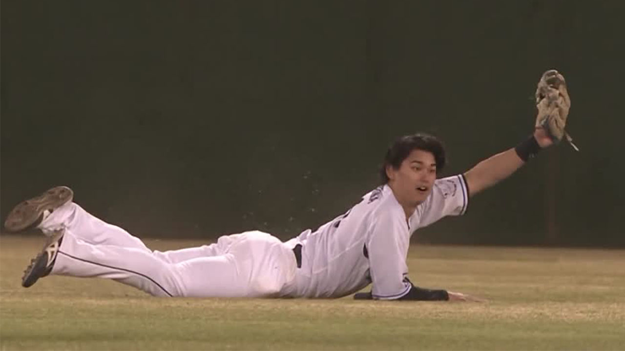 ダイビングキャッチ！ 西川愛也が好守備｜パ・リーグ.com｜プロ野球