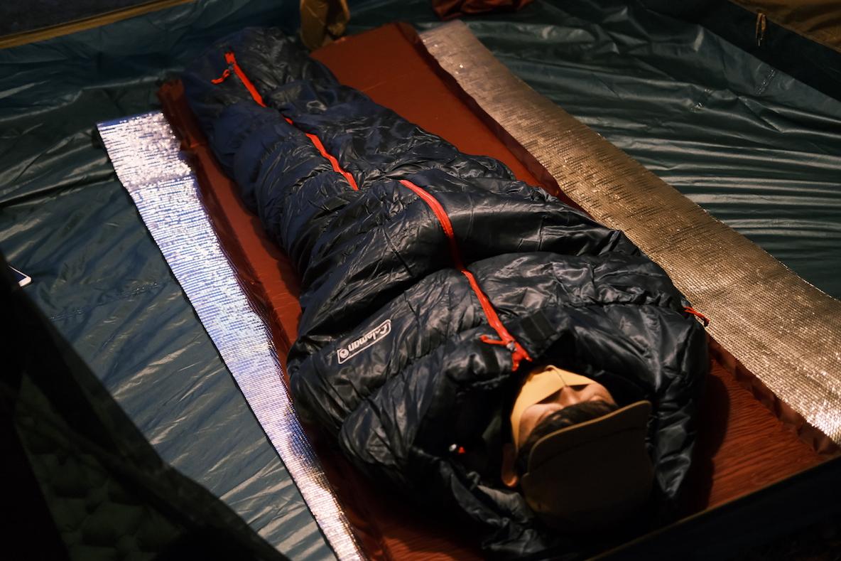 コールマンの冬用シュラフは腕・足を出せる仕様で暖かさと身軽さを両立