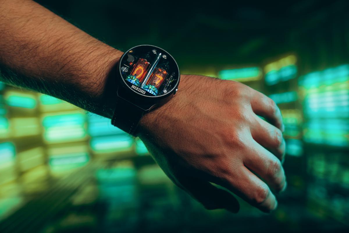 腕もとで“未来のレトロ”。このニキシー管腕時計、静かにテンション