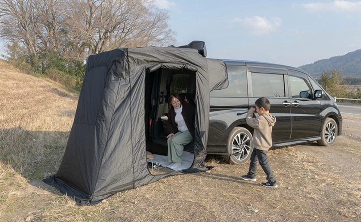 車のトランクに簡単設置できる多目的テント。着替えやシェルターとして