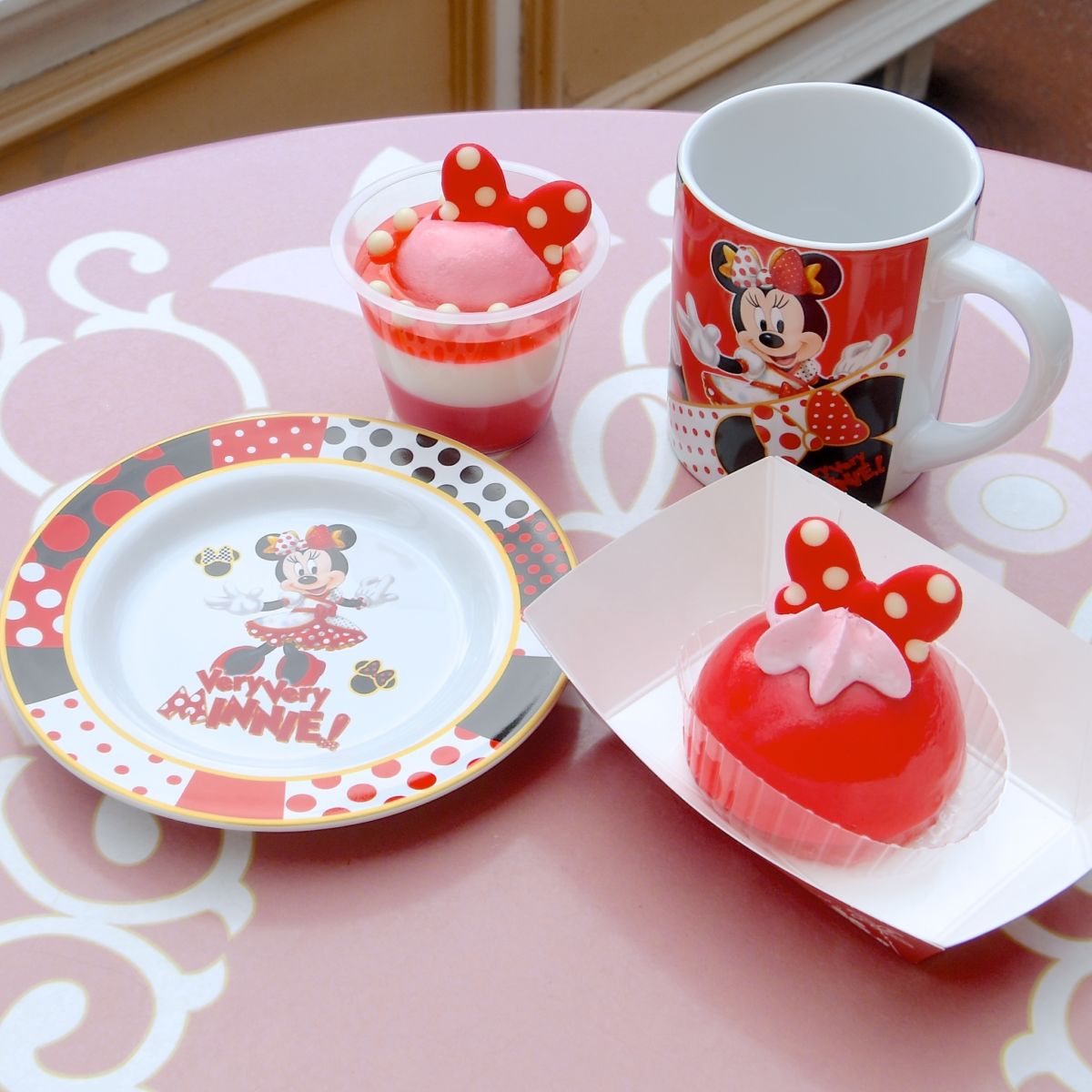 ドット柄のカップ&プレート！東京ディズニーランド“ベリー・ベリー