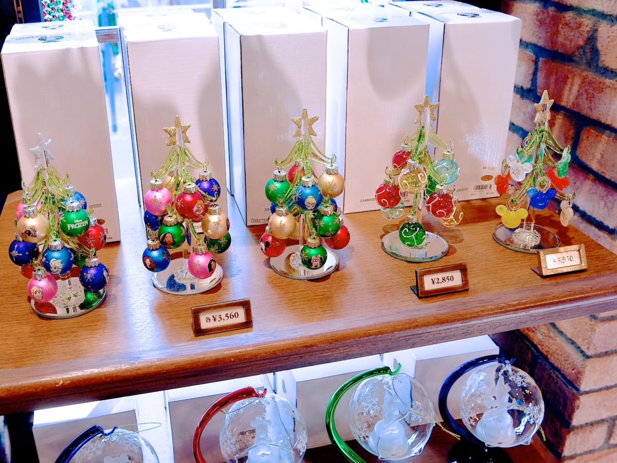ディズニーキャラがカラフルなオーナメントに！東京ディズニーランド