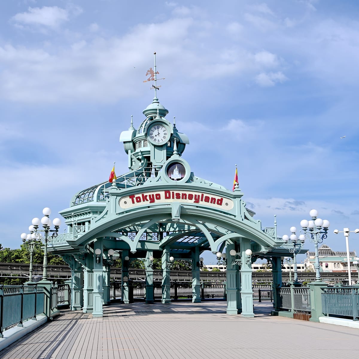 ミッキーたちがお出迎え！東京ディズニーランド｢ペデストリアンデッキ