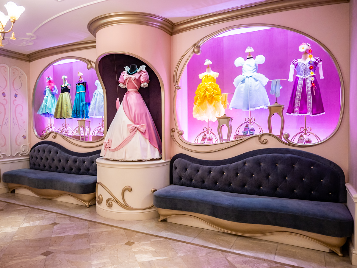 12月13日再開！戴冠式シーンのアナとエルサのドレスも登場☆「ビビディ