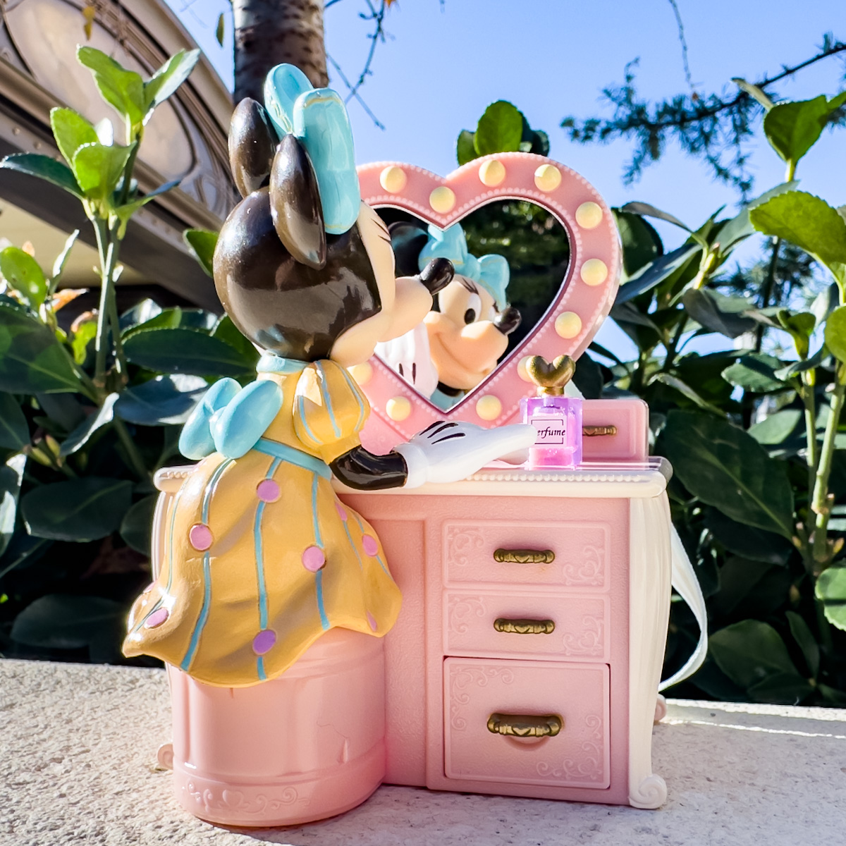 メイクするミニーマウスがかわいい！東京ディズニーリゾート ミニ