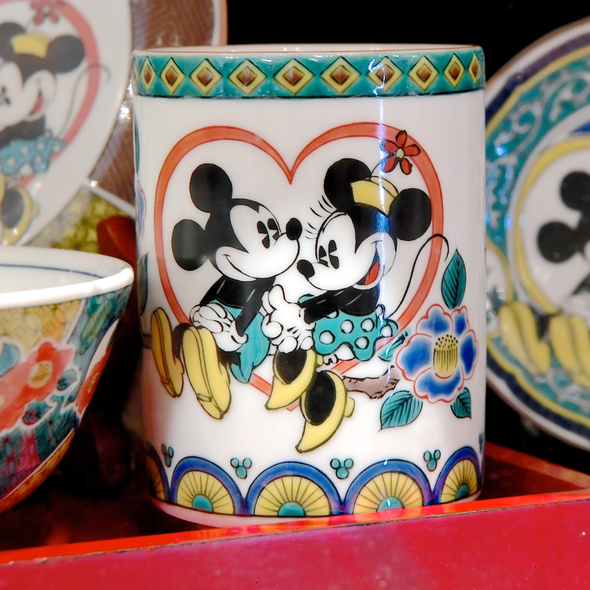 色彩豊かな九谷焼！東京ディズニーランド ミッキー&ミニー和食器 -