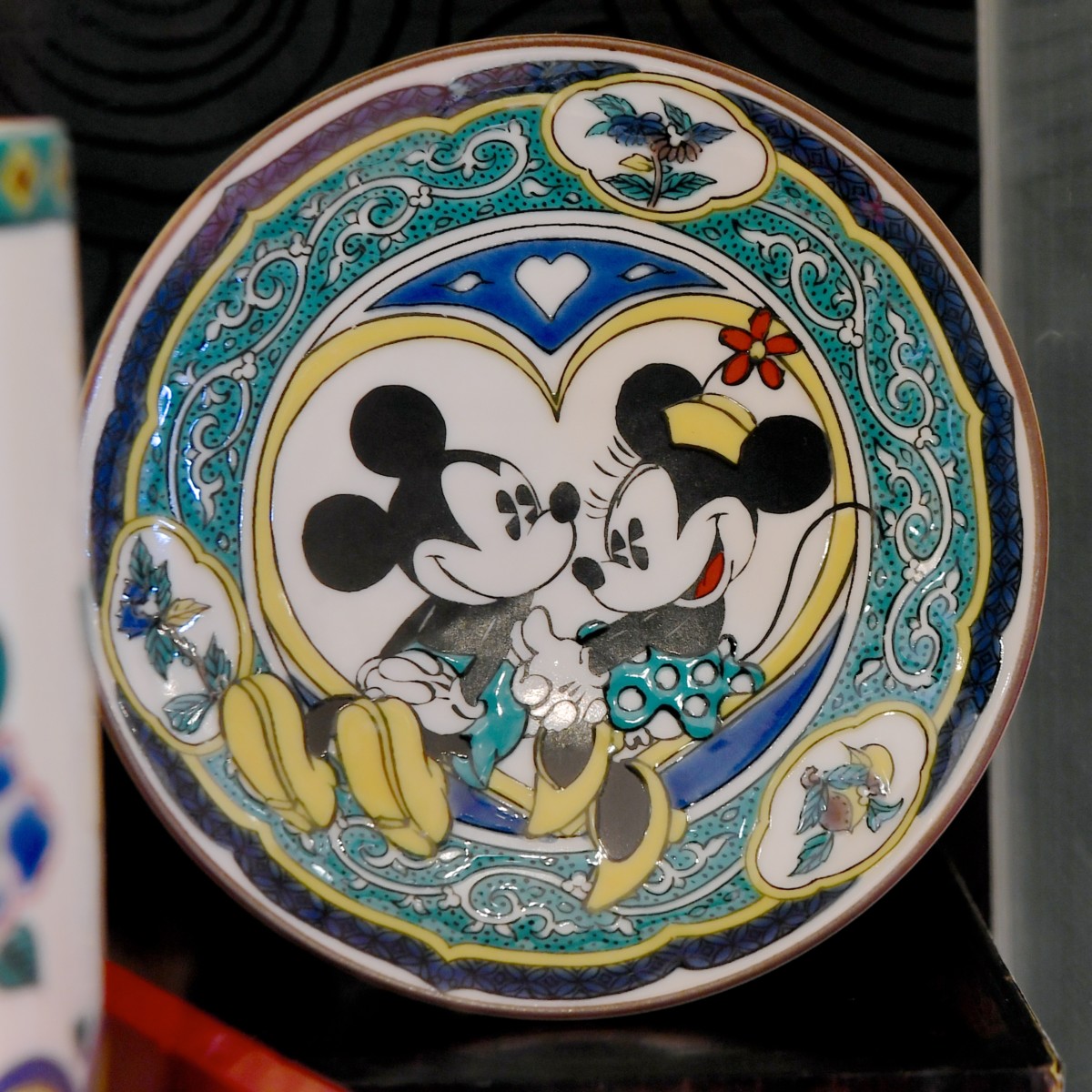 色彩豊かな九谷焼！東京ディズニーランド ミッキー&ミニー和食器 -