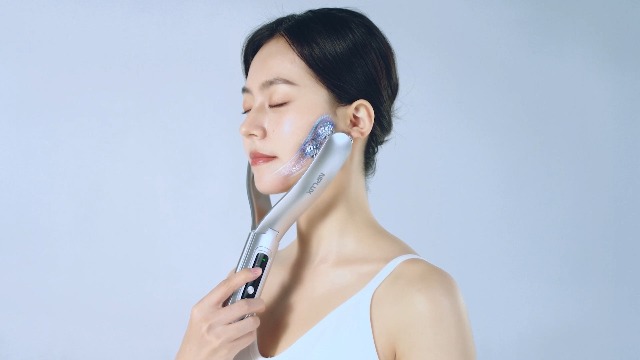 Amazon.co.jp: NIPLUX BEROLA 左右対称 リフトケア 美顔ローラー EMS