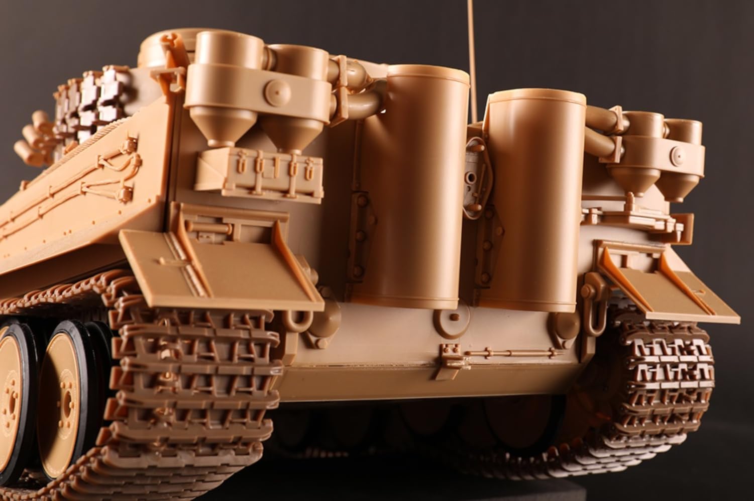 Amazon.com: Hobby Boss Sprue Brothers HBS82607 1:16 Tiger I Early