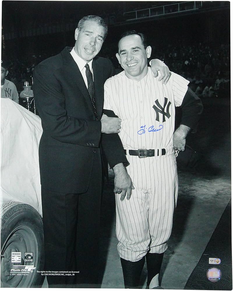 Amazon | MLBニューヨークヤンキースYogi Berra署名Standing with