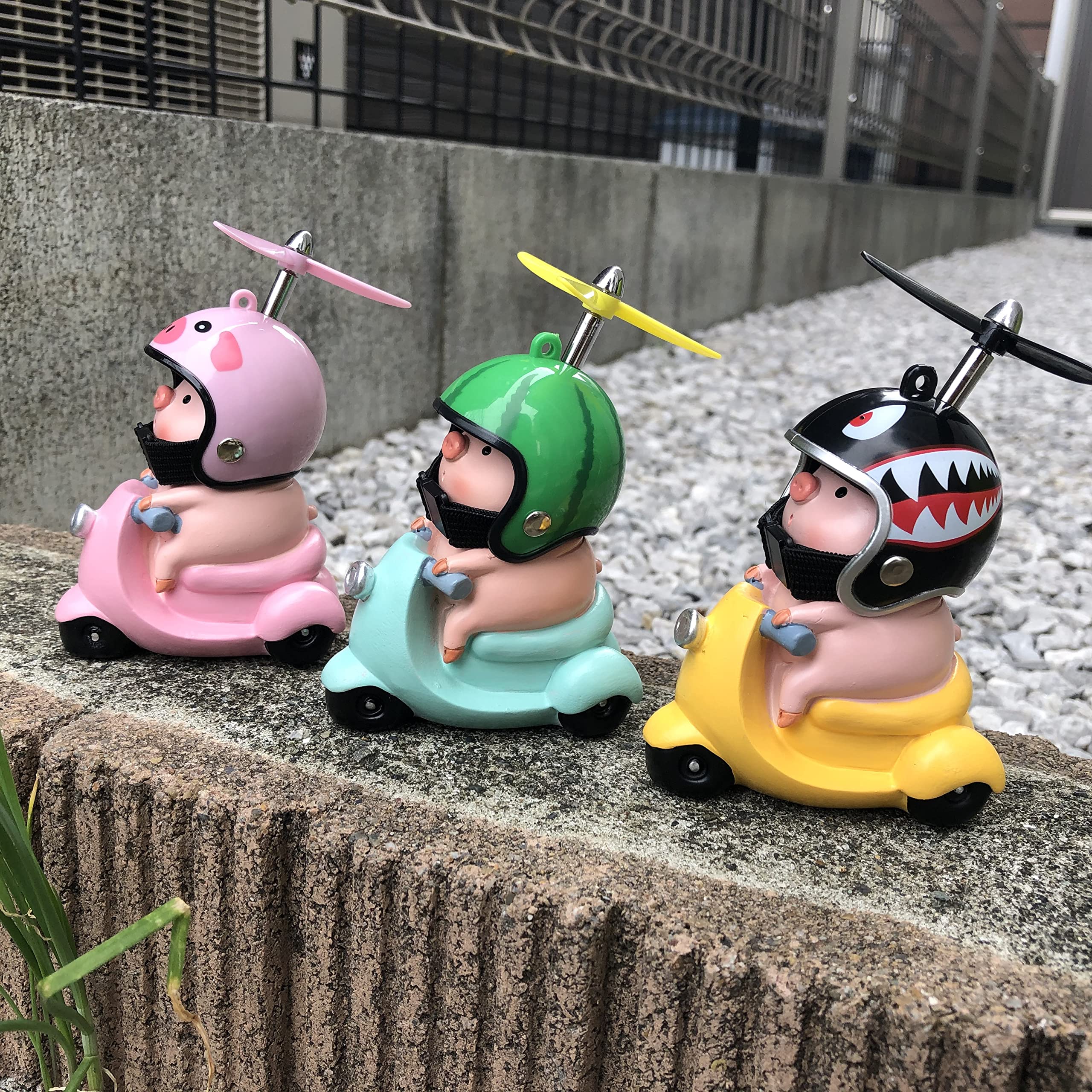Amazon.co.jp: バイク乗ってるブタちゃん 黄色 車内アクセサリー