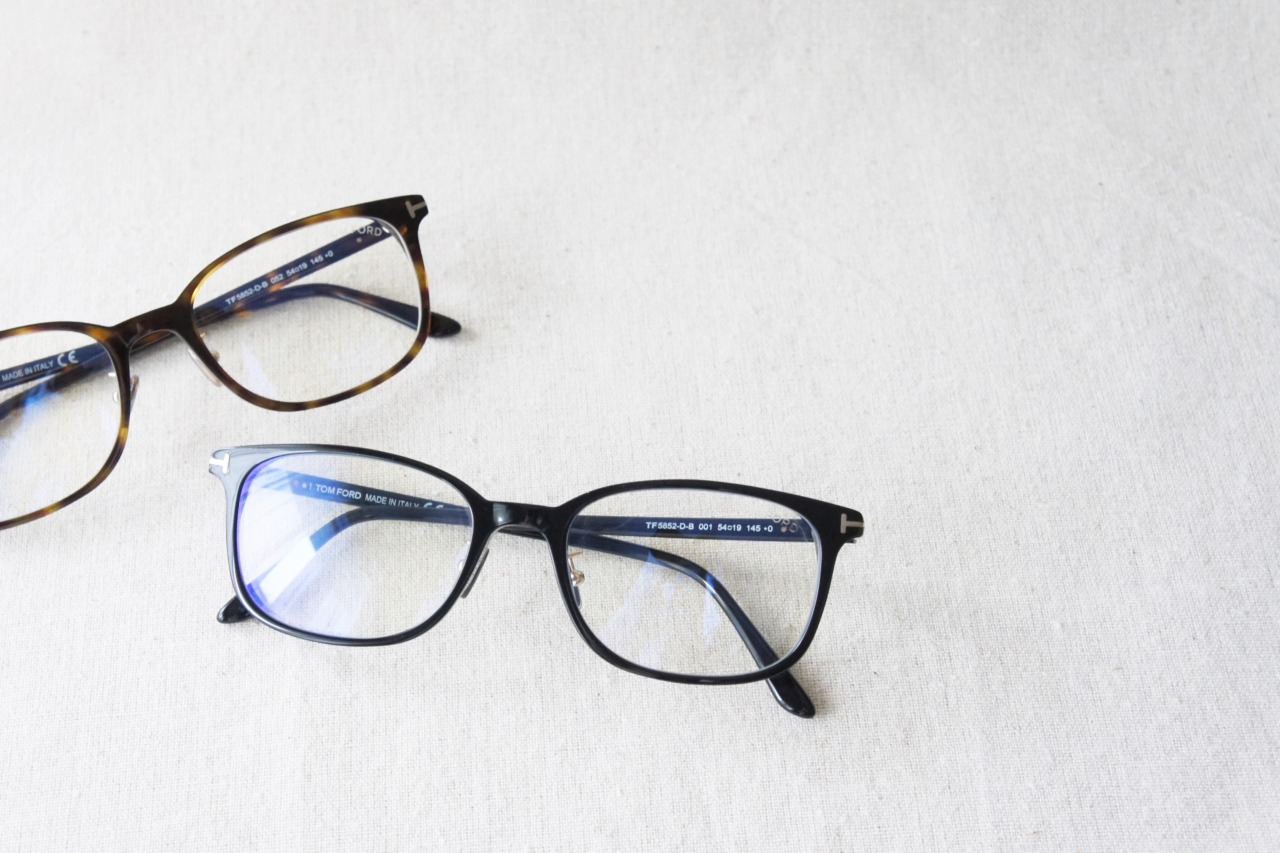 TOM FORDの「TF5852-D-B」はゆったりサイズのスクエアメガネ