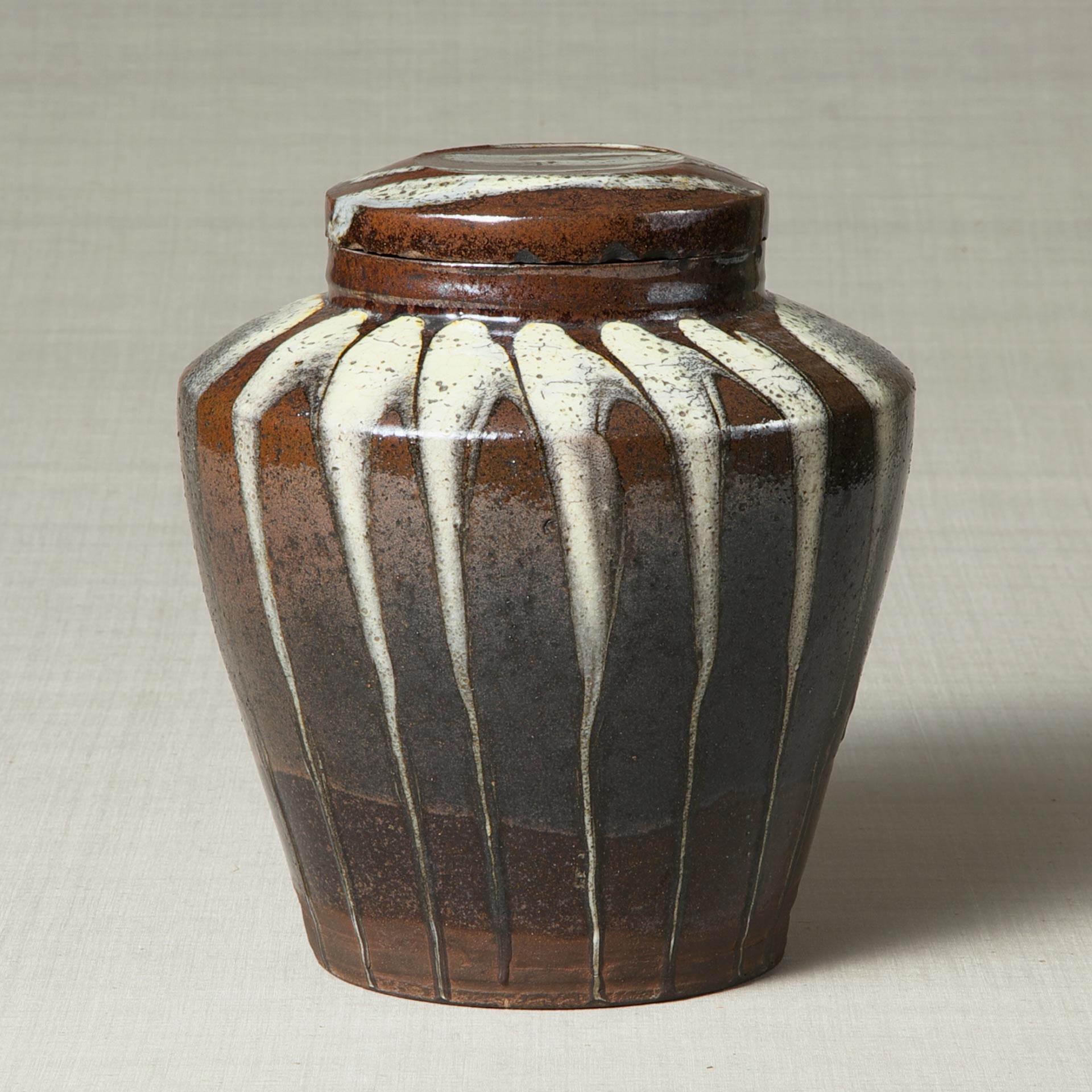 鉛釉白流蓋付壺 - 所蔵品 | 日本民藝館