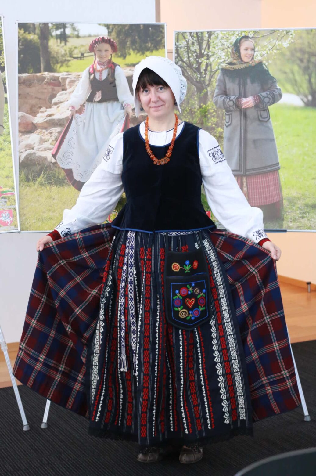 くりーむぽん様用 蝶の刺繍のモンゴル民族衣装 旅と刺繍と民族