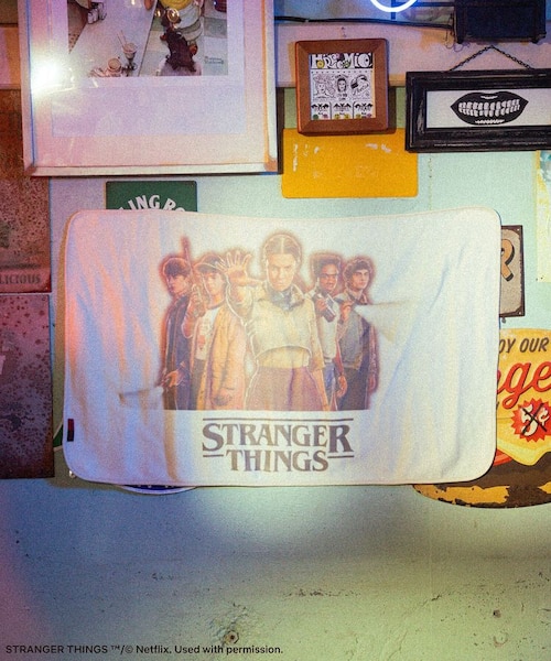 □STRANGER THINGS×MINNETONKA フリースブランケット｜グリーン