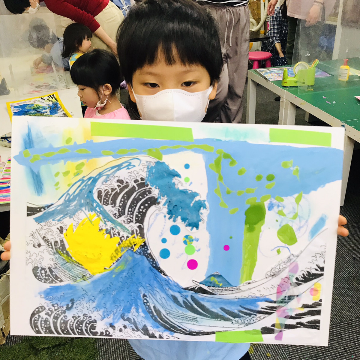親子で体験！北斎の「波」をカラフル現代アートに！ | 大阪の絵画教室