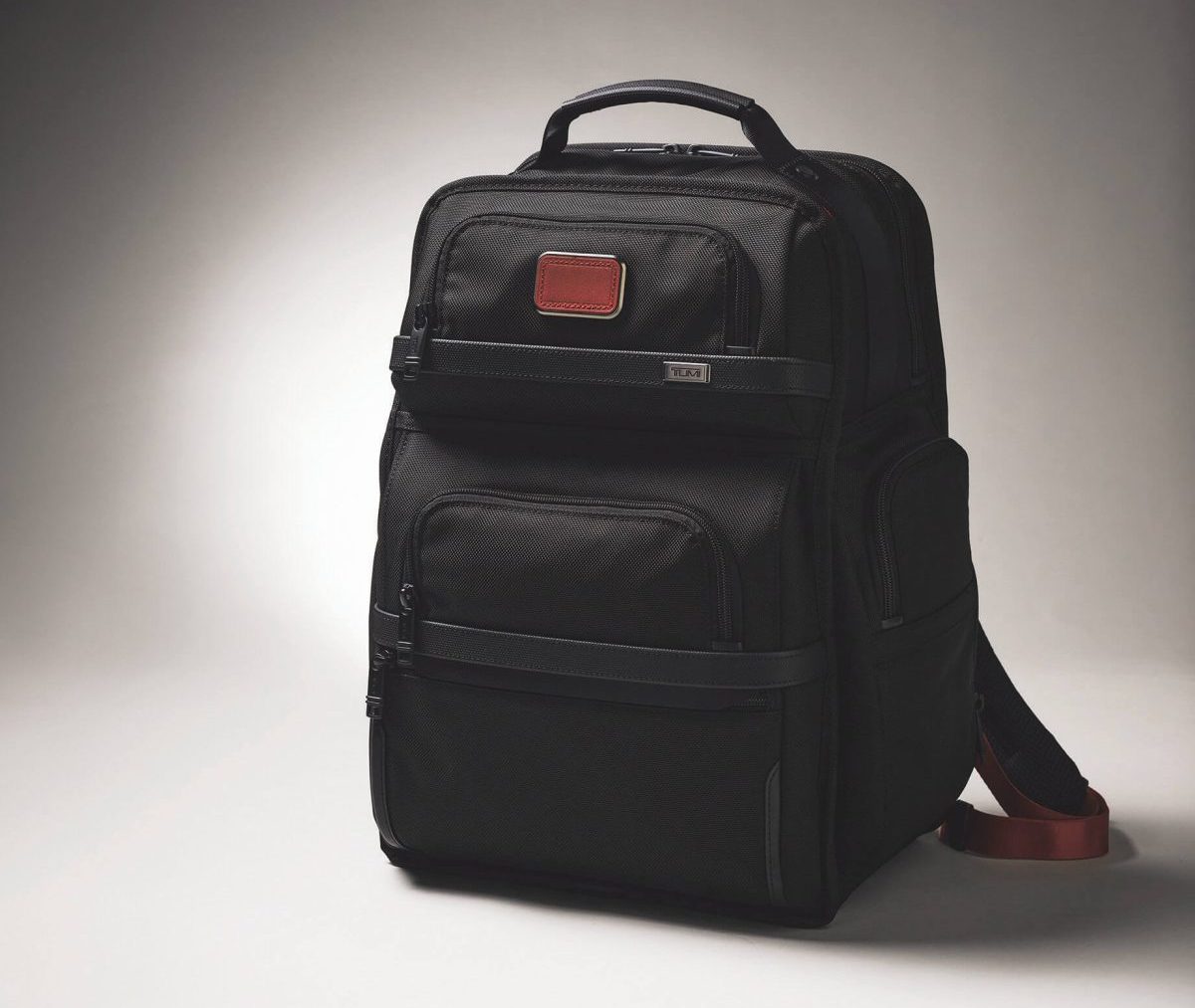 人気ブランドの通勤快適バッグ」トゥミの創業50周年記念モデルほか