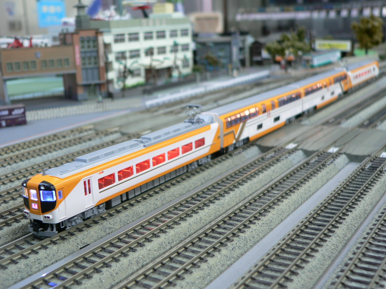 トミックスの近鉄30000系ビスタカー新塗装・喫煙室付4両セットの