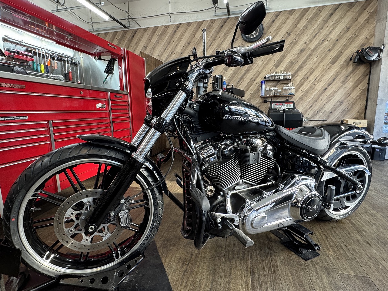 HD FXBRS BREAKOUT METZELER ME888 タイヤ交換 リアタイヤ260/40R18に