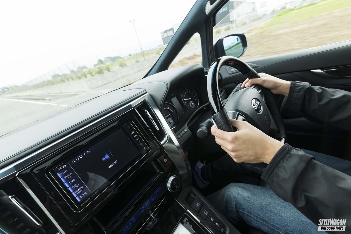 30系トヨタ・アルファード・ヴェルファイア】純正ステアリングだけど