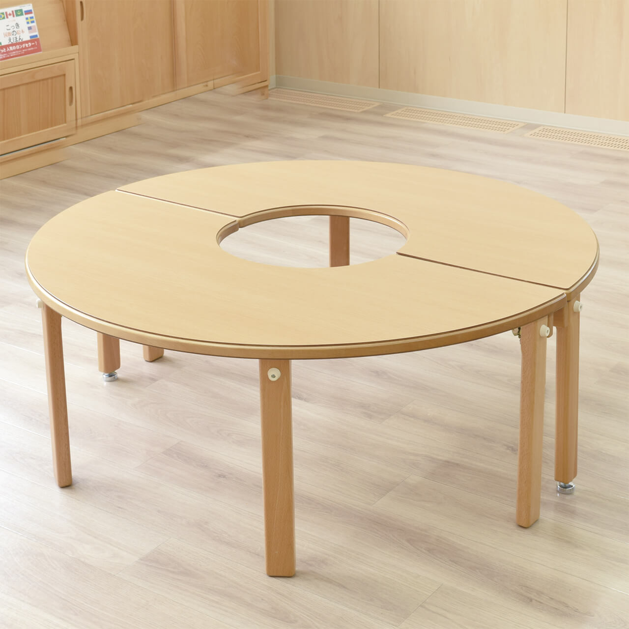 半ドーナツテーブル折りたたみ脚 - 木の保育家具｜株式会社ナガサワ木