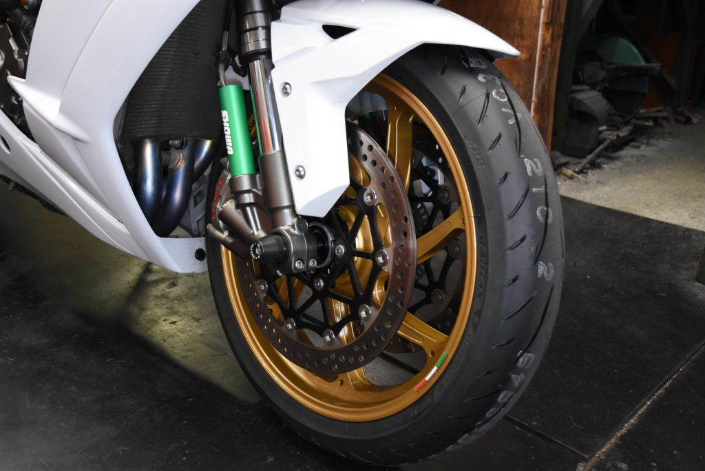 ZX-10R タイヤ＆ホイール 交換 - MAINTENANCE SHOP QUARTER