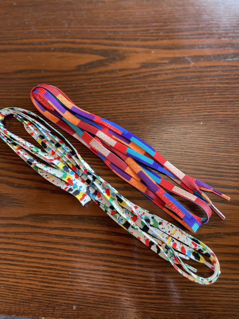 200円以下でも買えるSHEINのカラーブロック靴紐！シンプルなスニーカー