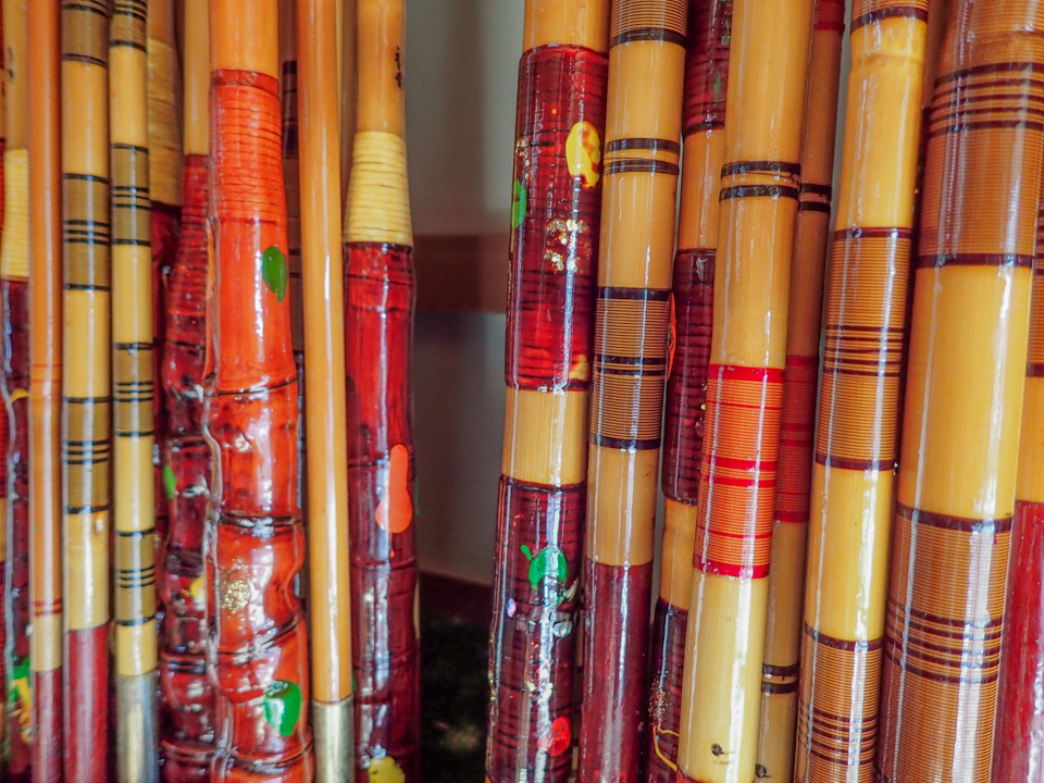 竹の釣り竿の線が、奔流から魚を引き抜く。83歳の職人が守る「郡上竿