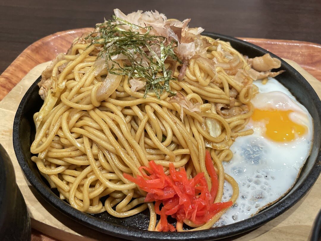 亜麻仁珈琲「鉄板焼きそば定食」は麺の旨さ際立つ王道の一枚 ～ 真の