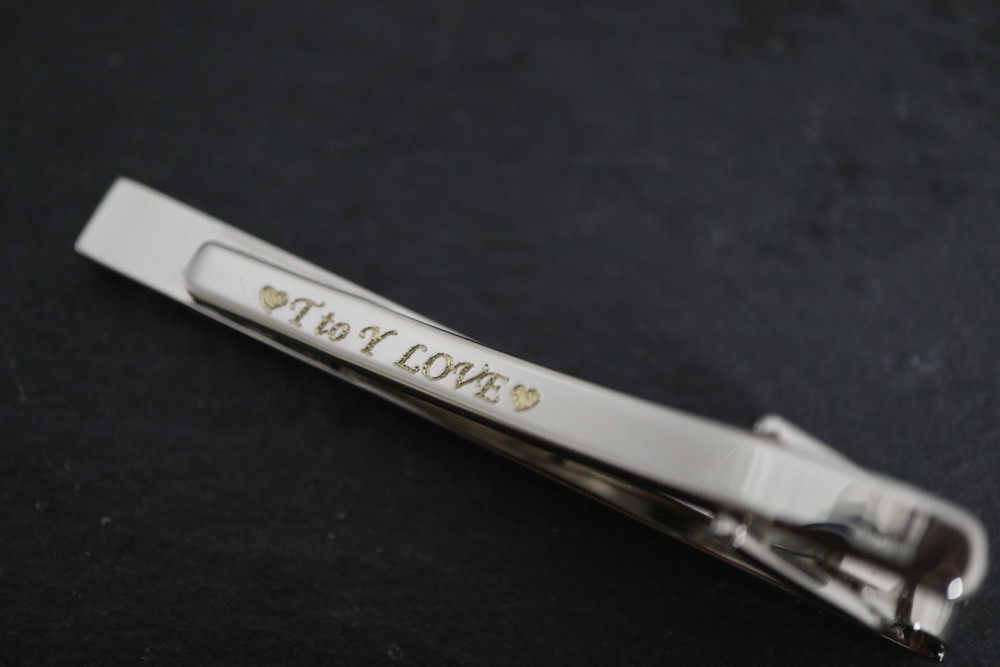 ネクタイピンへの刻印例 名入れ 刻印 即日 ｜ 東京 都内 秋葉原の名