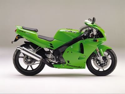ワタナベモータース 「 30年ぶりに復活した4気筒250CC。30年前