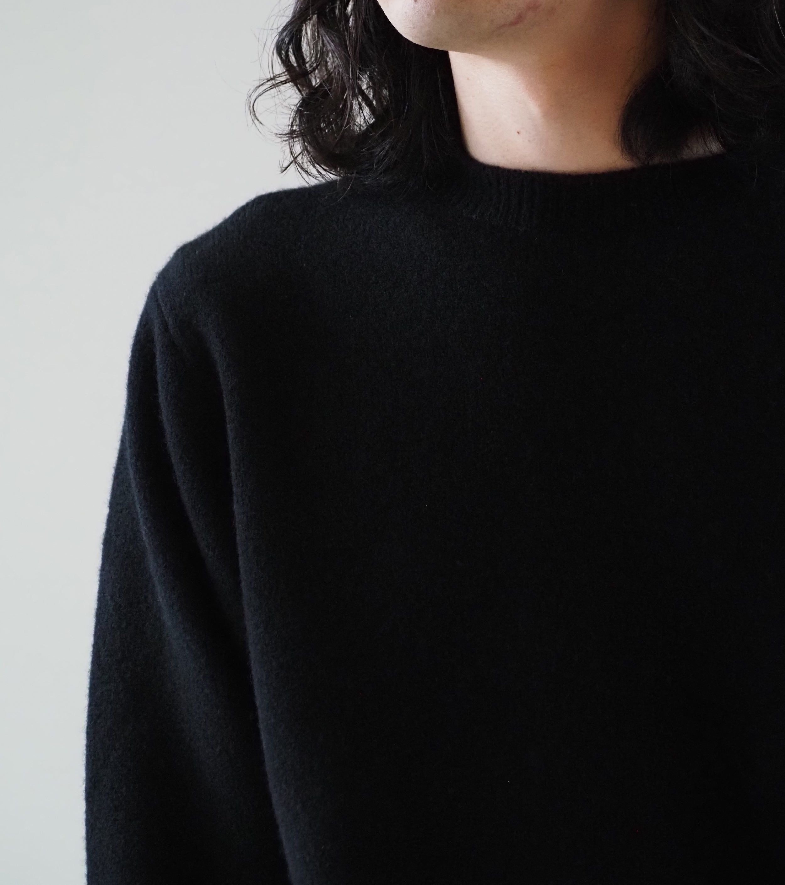 COMOLI Lamb's Wool Crew Neck Knit , Black – Navyblue