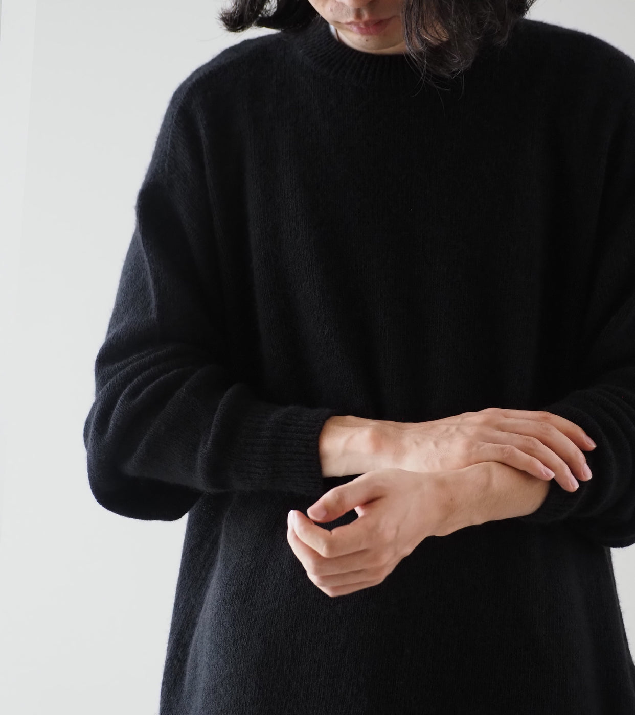 COMOLI カシミヤ 製品染 クルーネックニット, Black – Navyblue