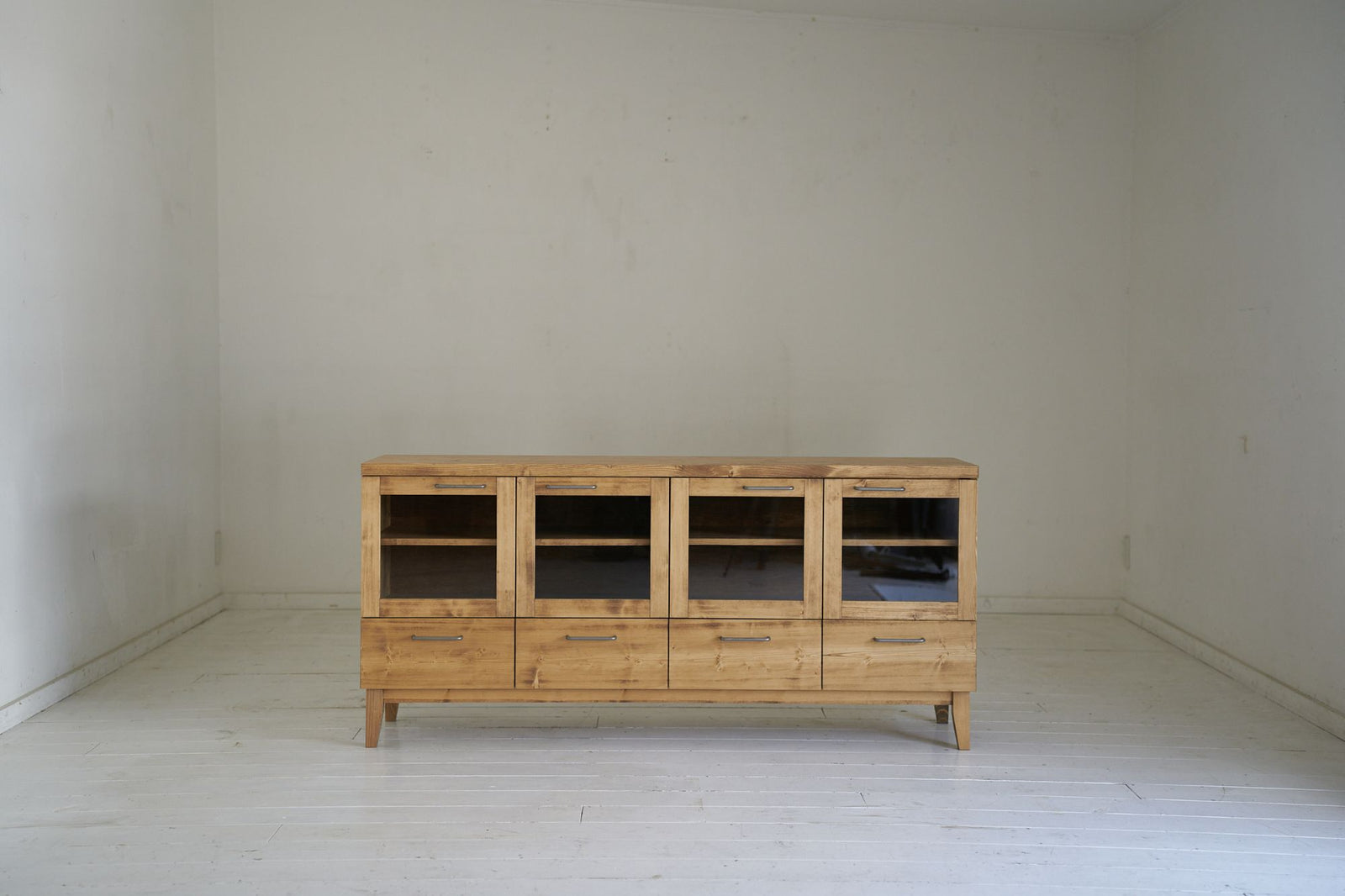 ガラス扉と引き出しのキャビネット – NEALD