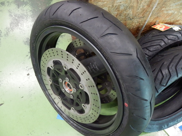 カワサキ ZX-7R】の前後タイヤ交換 ☆ピレリ ディアブロ ロッソコルサ