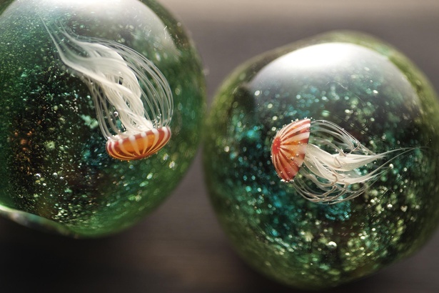 クラゲもウミウシもガラス製！直径3センチのトンボ玉に閉じ込められた