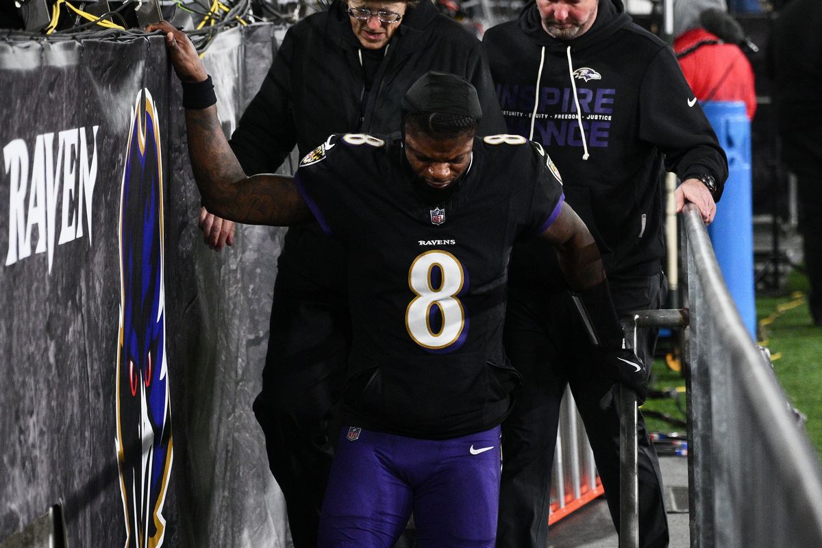 レイブンズQBジャクソンは背部に“強い”打撲、日々の経過観察に | NFL