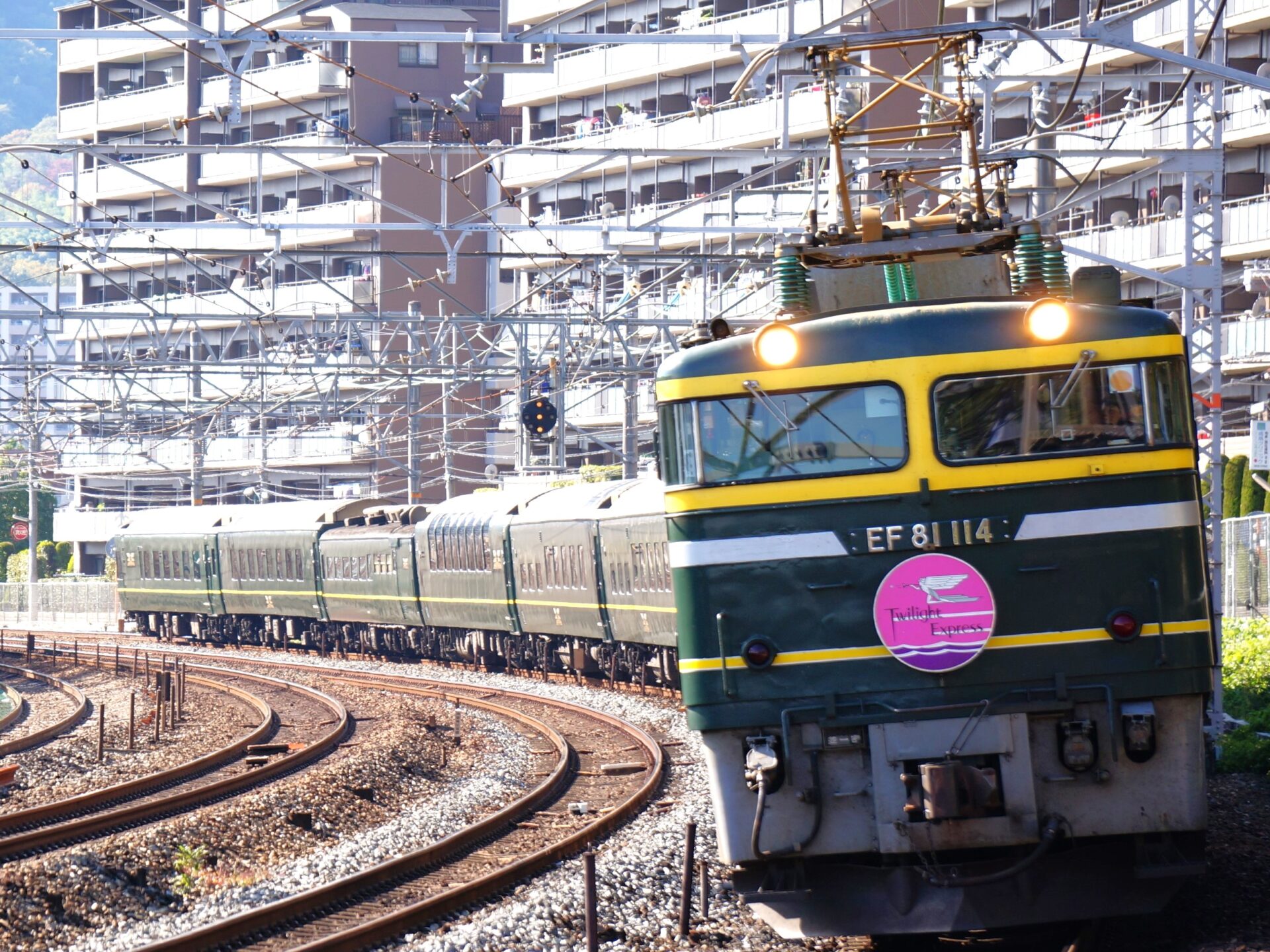 トワイライトエクスプレスの機関車【EF81型交直流電気機関車】 | 列車