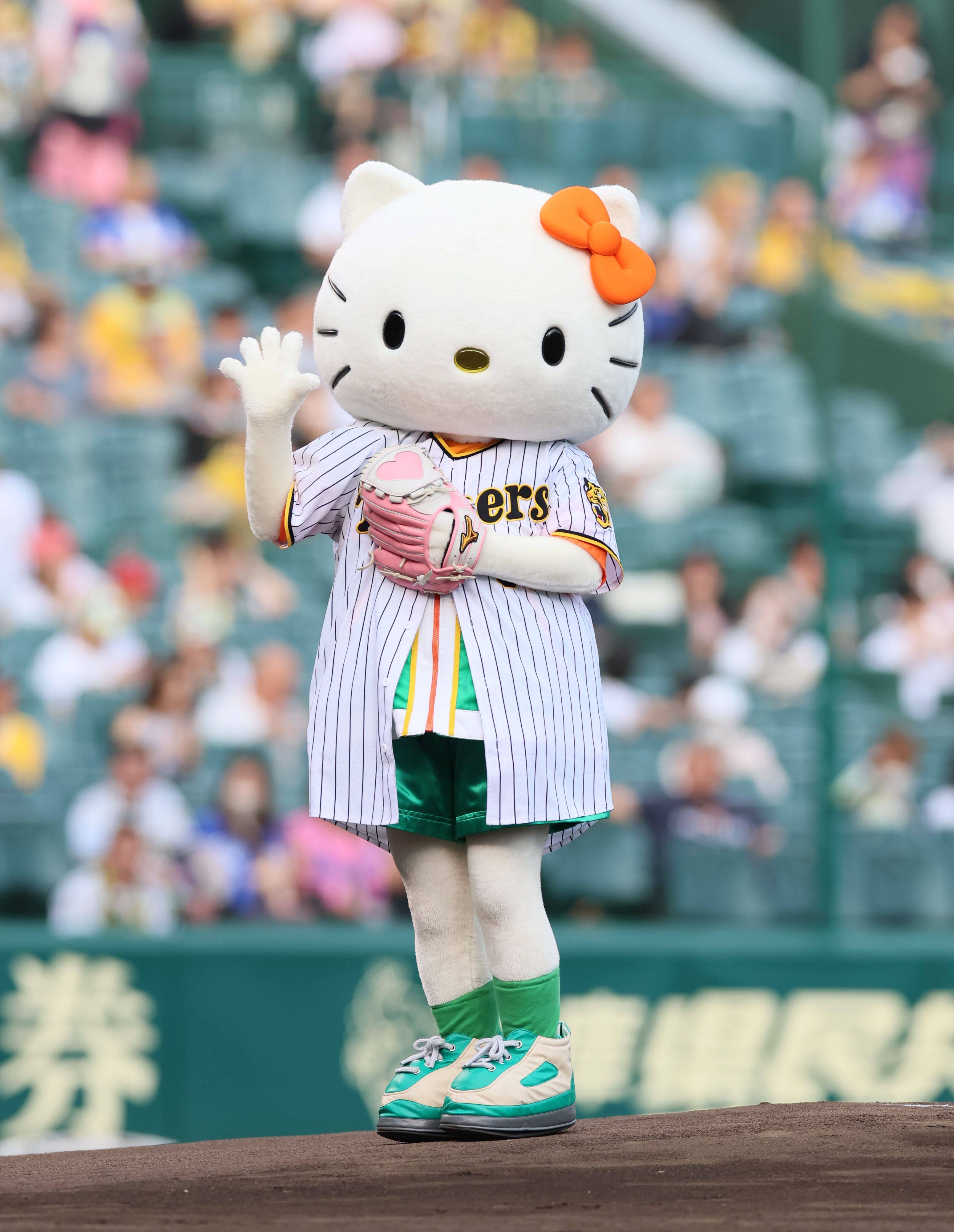 超変則的」「ベテラン顔負け」キティちゃんの始球式〝投球術〟が話題に