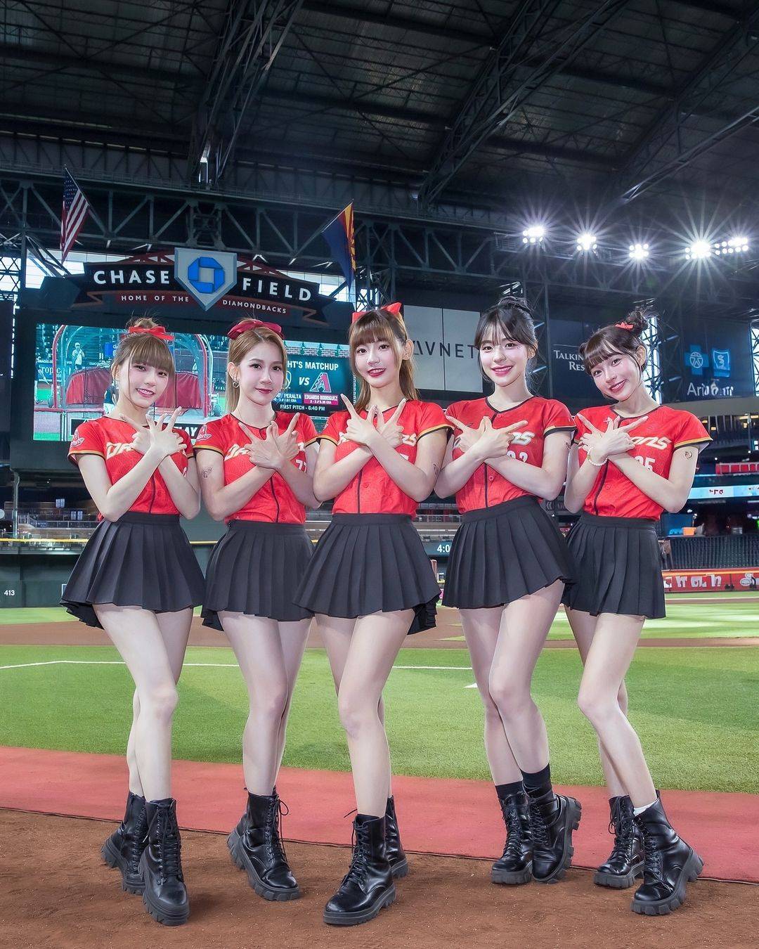 台湾〝最強チアガール〟超・ミニスカ姿でMLBに登場 あの大人気選手と
