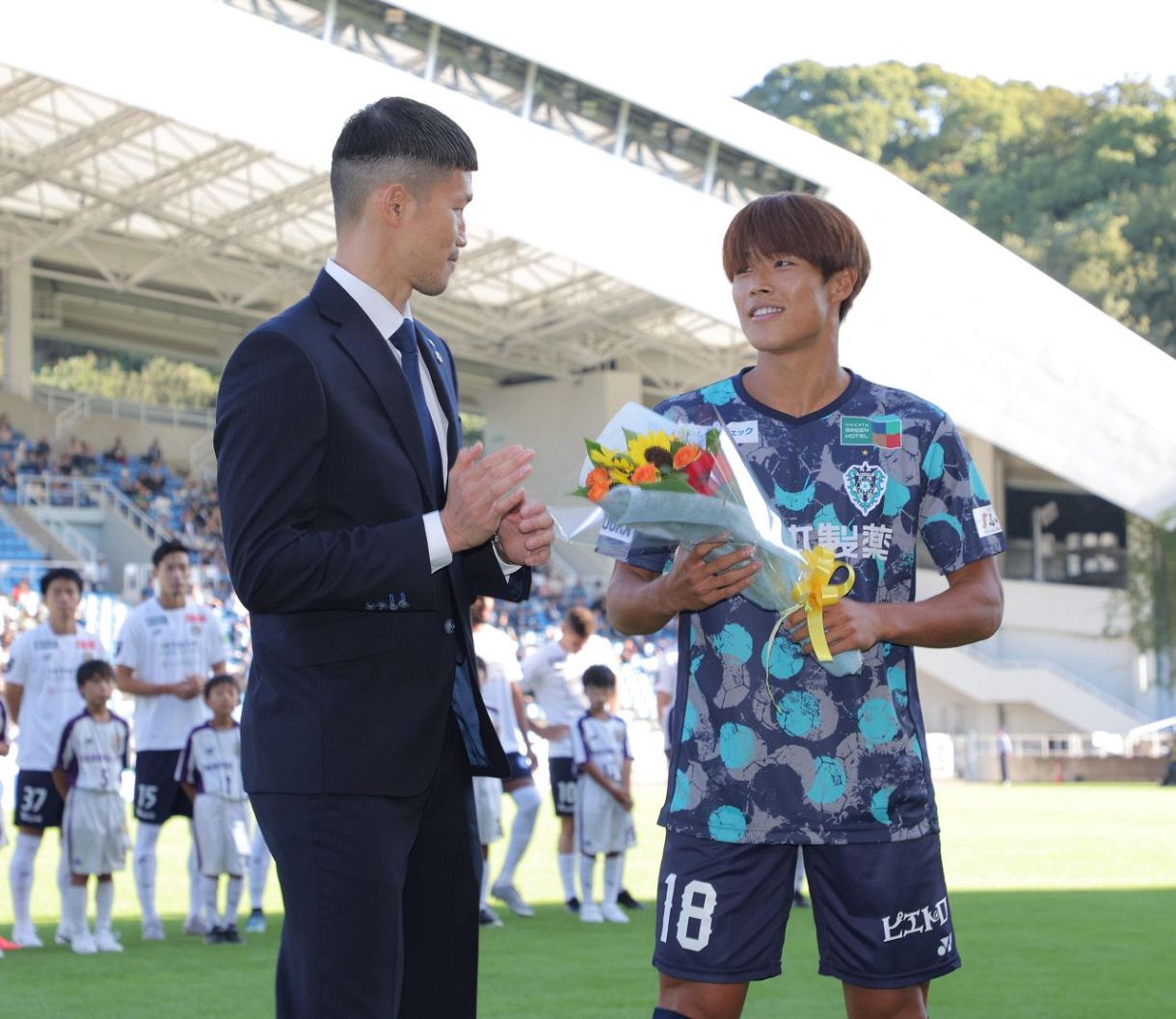 移籍後初ゴールのJ1福岡・岩崎悠人 試合前のセレモニーで主将に花束