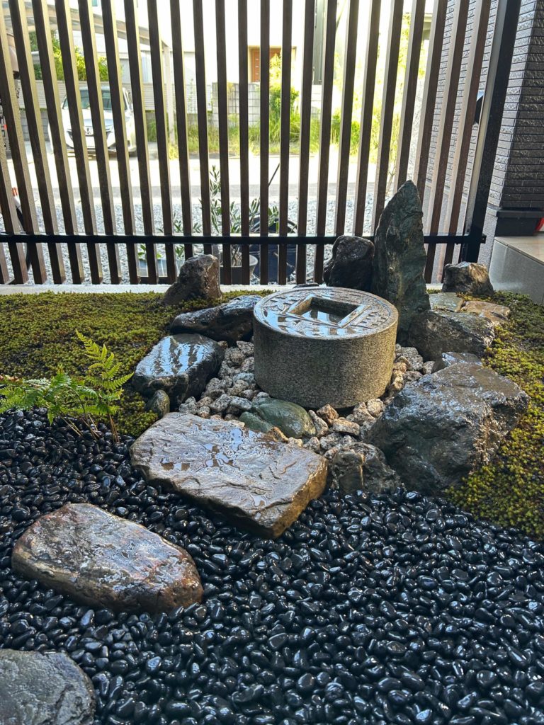 坪庭の蹲 | 愛知県稲沢市の日本庭園・創作庭の造園 庭咲 -NIWASAKI