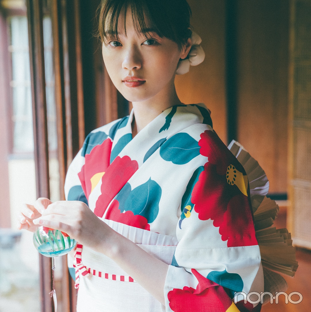 西野七瀬の夏浴衣2021】凛とした美しさを引き出してくれる椿柄