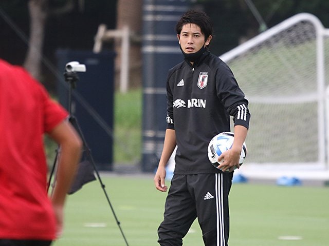 内田篤人のコーチ姿を見てよみがえった14年前の記憶 「U-19日本代表の