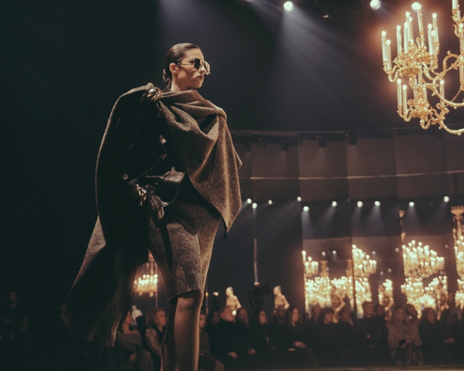 23年秋冬「Saint Laurent」は“スカートスーツ”で更新する、新時代の