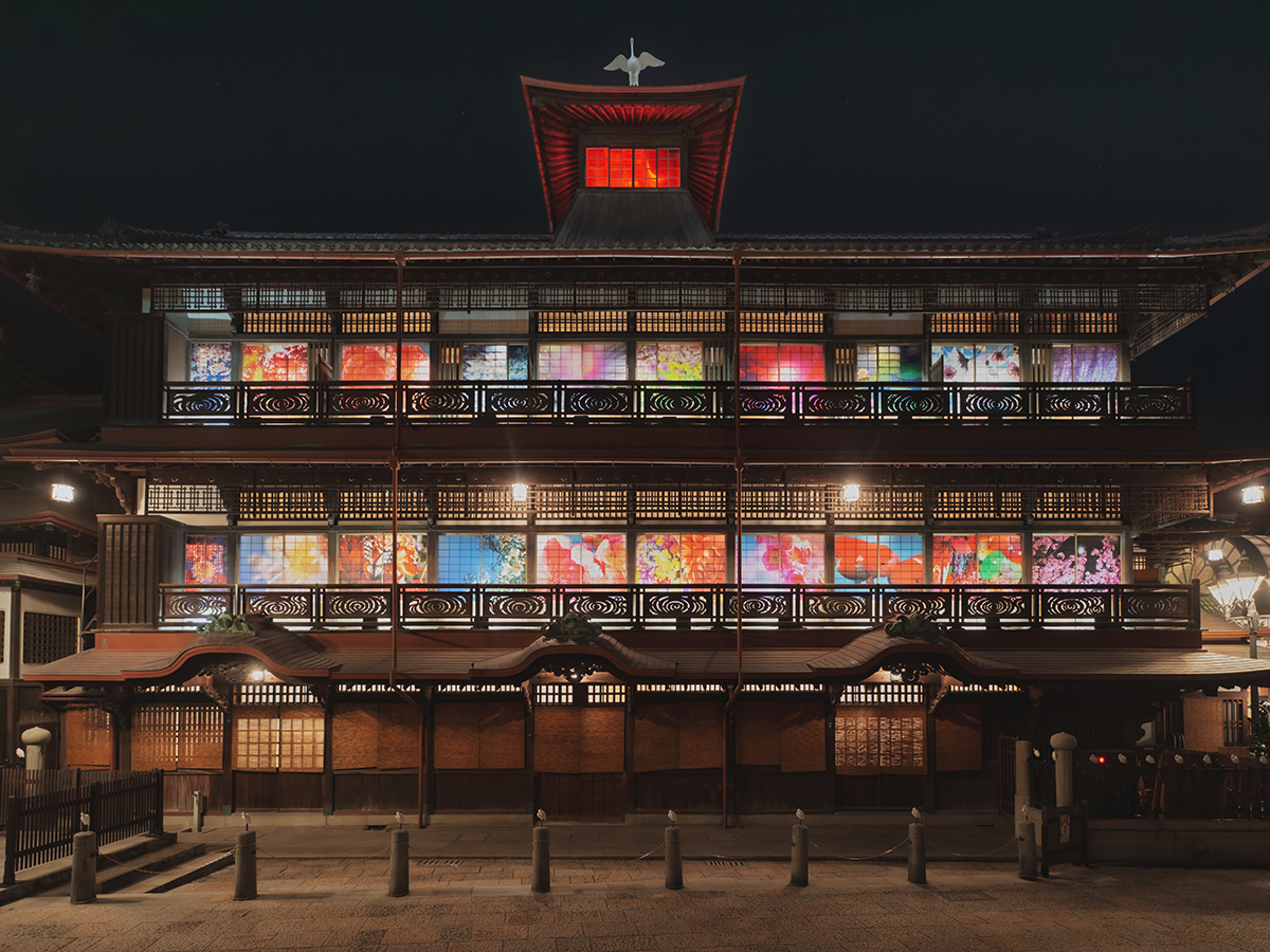 日本最古といわれる温泉を蜷川作品で彩る「蜷川実花 with EiM×道後温泉