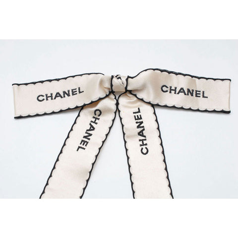 シャネル CHANEL ロゴ リボンブローチ ブローチ サテン アイボリー