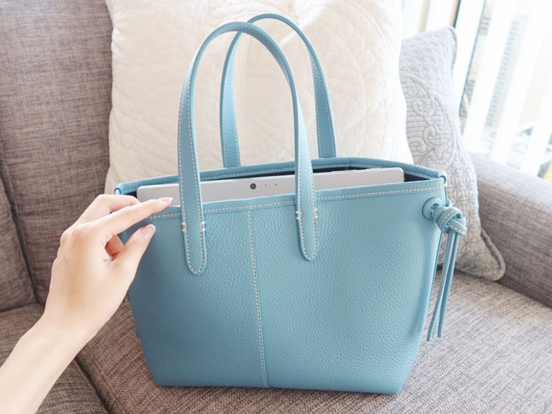 働く女性の愛用バッグ】ロゴ小さめ・PCもA4書類もOK！ のVASICが通勤に