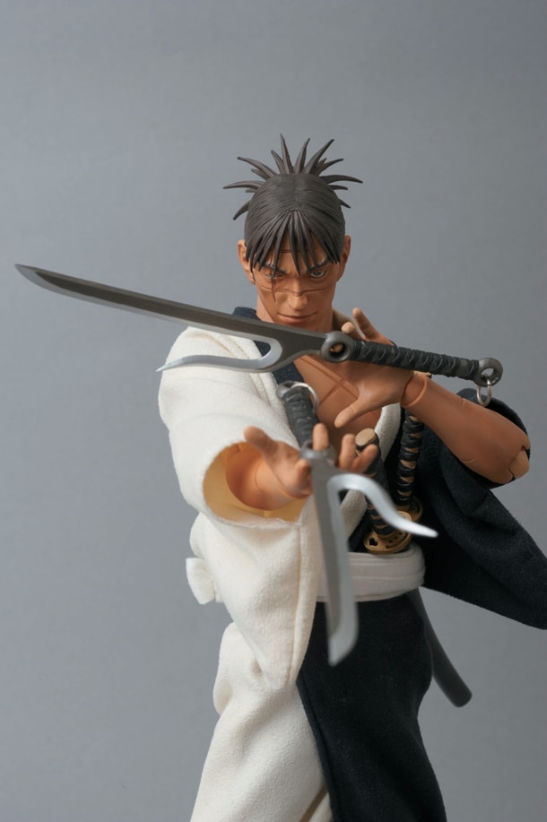 無限の住人」の万次フィギュア、多数の隠し武器も付属 - コミックナタリー